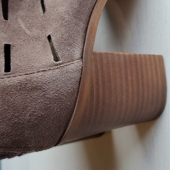 Vince Camuto Gray Taupe Suede Peep Toe Lace Up Tressa Booties 8.5 Wide Like New - Picture 7 of 10